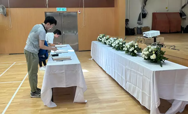 市民到弔唁處簽署弔唁冊。巴士的報記者攝