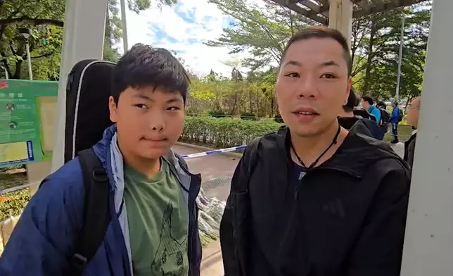 其中周先生帶同十多歲的兒子一同到場獻花。巴士的報記者攝