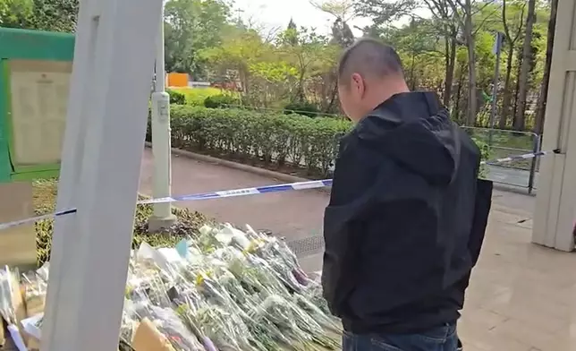 周先生默哀時默默祈求「唔好再燒多次」。巴士的報記者攝