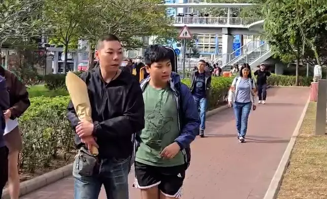 其中周先生帶同十多歲的兒子一同到場獻花。巴士的報記者攝