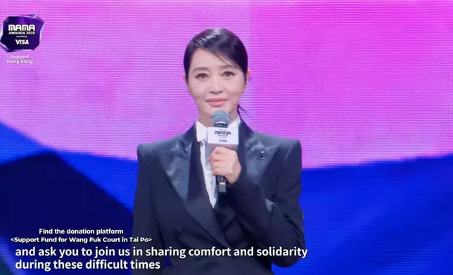 金憓秀以一身全黑西裝及別上黑絲帶胸針登場。CJ ENM提供圖片