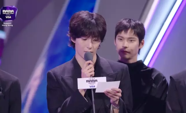 RIIZE成員Anton以廣東話為經歷傷痛的香港人打氣。Mnet MAMA 影片截圖