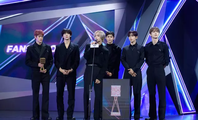 RIIZE成員Anton（左二）以廣東話發表感想。CJ ENM提供圖片