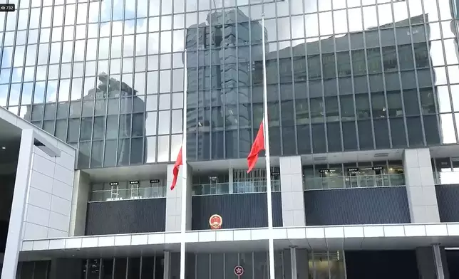 行政長官李家超率主要官員、行政會議非官守議員及公務員，在政府總部默哀3分鐘，向宏福苑火災不幸罹難者致哀。港台直播畫面截圖