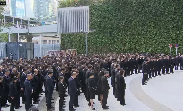 行政長官李家超率主要官員、行政會議非官守議員及公務員，在政府總部默哀3分鐘，向宏福苑火災不幸罹難者致哀。港台直播畫面截圖