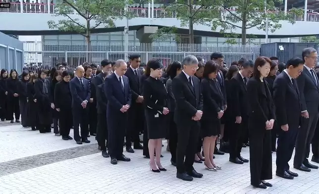 行政長官李家超率主要官員、行政會議非官守議員及公務員，在政府總部默哀3分鐘，向宏福苑火災不幸罹難者致哀。港台直播畫面截圖