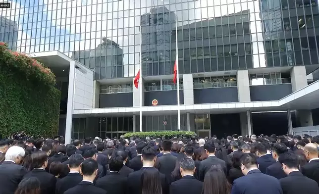 行政長官李家超率主要官員、行政會議非官守議員及公務員，在政府總部默哀3分鐘，向宏福苑火災不幸罹難者致哀。港台直播畫面截圖