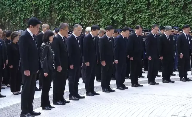 行政長官李家超率主要官員、行政會議非官守議員及公務員，在政府總部默哀3分鐘，向宏福苑火災不幸罹難者致哀。港台直播畫面截圖