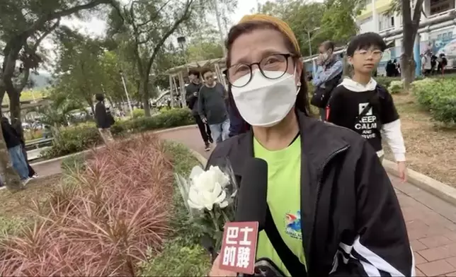 菲律賓藉的Edna Libo-on來獻花。巴士的報記者攝