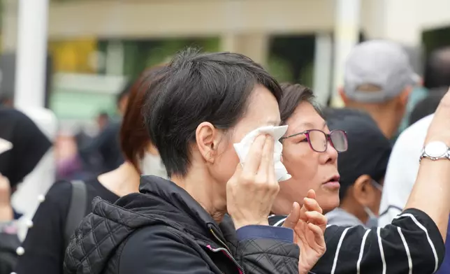 市民陸續到大埔宏福苑獻花，不少人神情哀傷。巴士的報記者攝