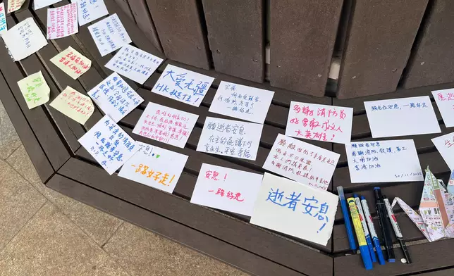 大埔五級火，有市民寫下字句感謝消防員和願死者安息。巴士的報記者攝