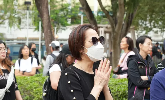 市民陸續到大埔宏福苑獻花，不少人神情哀傷。巴士的報記者攝