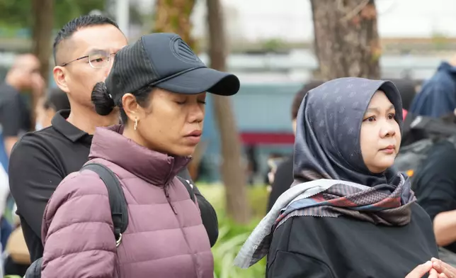 市民陸續到大埔宏福苑獻花，不少是外籍人士。巴士的報記者攝