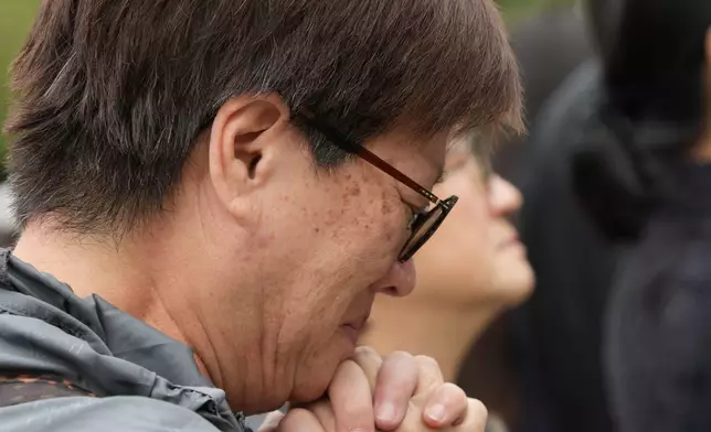 市民陸續到大埔宏福苑獻花，不少人神情哀傷。巴士的報記者攝