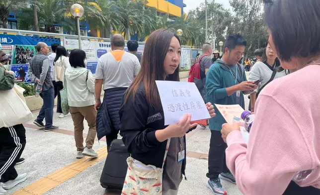 信義會介紹其新田過渡性房屋。巴士的報記者攝