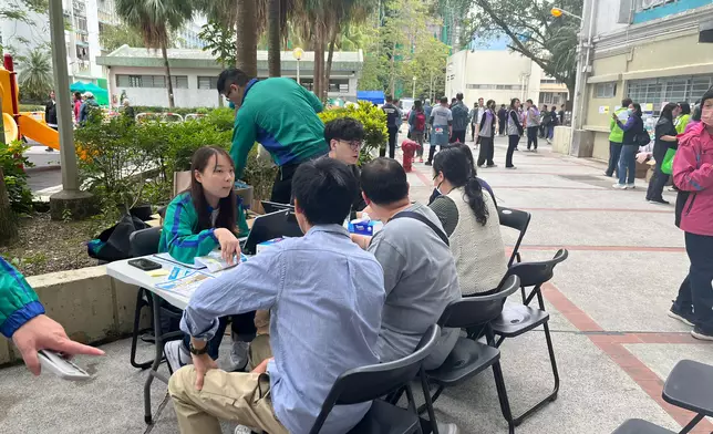 博愛設立攤位，介紹其過渡性房屋。巴士的報記者攝