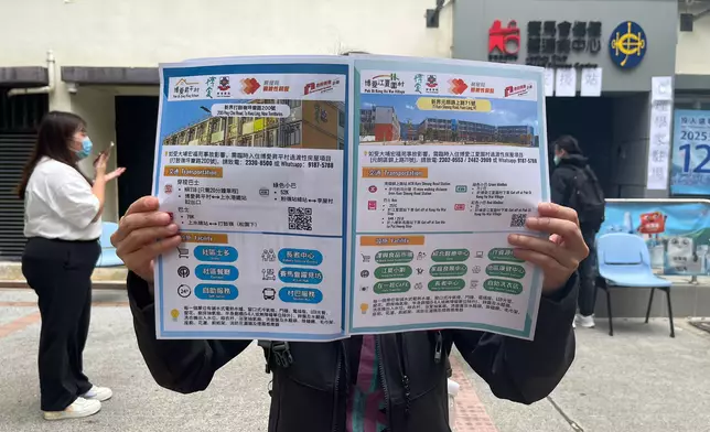 博愛介紹其過渡性房屋。巴士的報記者攝