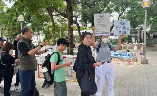 慈濟救助金在場進行登記。巴士的報記者攝