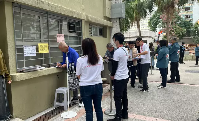 宏福苑居民申領援助金。巴士的報記者攝