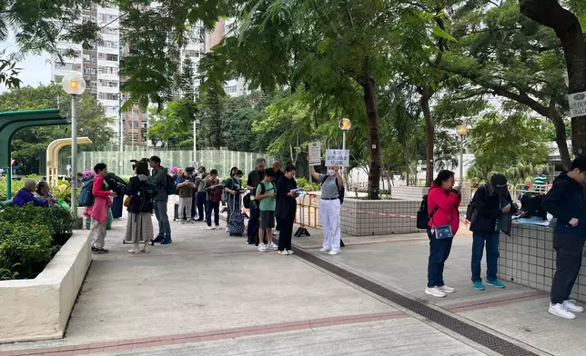 慈濟救助金在場進行登記。巴士的報記者攝