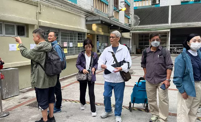 前來申請援助金的張生張太，目前兩人居位於三門仔的「善樓」。巴士的報記者攝