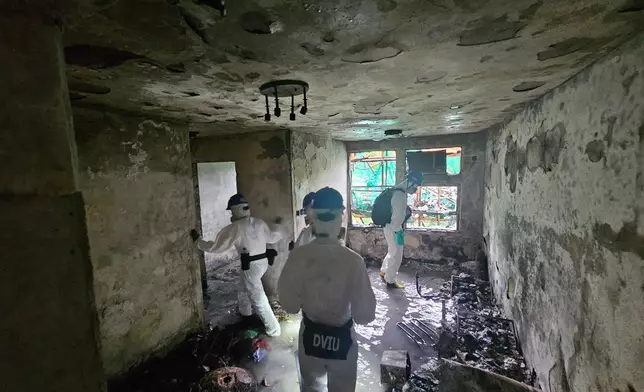 「災難遇害者辨認組」人員日前在單位內。香港警察FB圖片