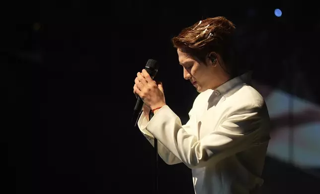 Jackson當演唱父母寫的歌亦流下男兒淚。