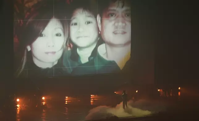 Jackson當演唱父母寫的歌亦流下男兒淚。