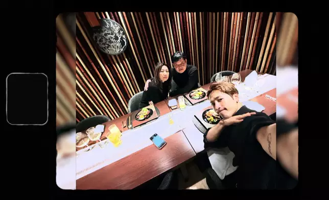 Jackson與父母的相片。