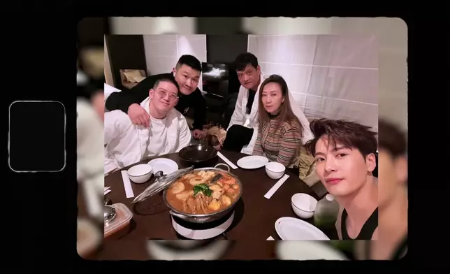 Jackson與父母的相片。