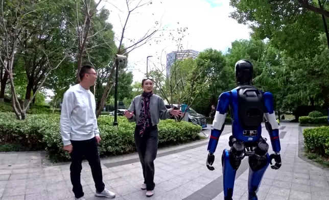 高級副總裁王闖就與第一個全自主機械人迎接。