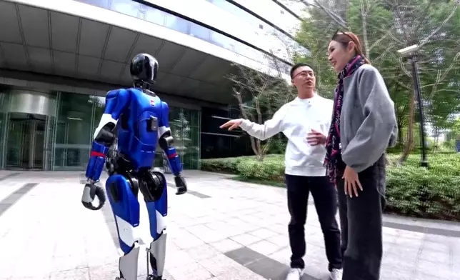 高級副總裁王闖就與第一個全自主機械人迎接。