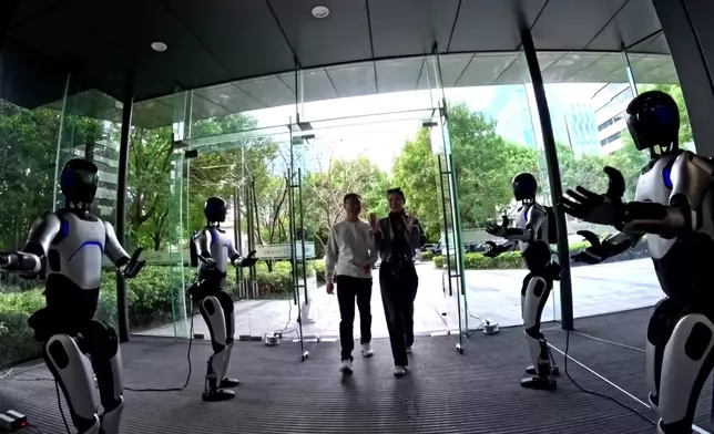 門口一字排開的機器人除列隊歡迎。