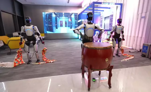 更現場打鼓、舞絲帶。