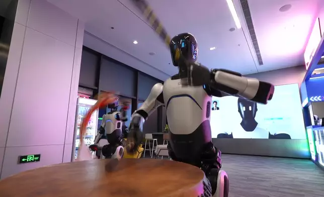 更現場打鼓、舞絲帶。