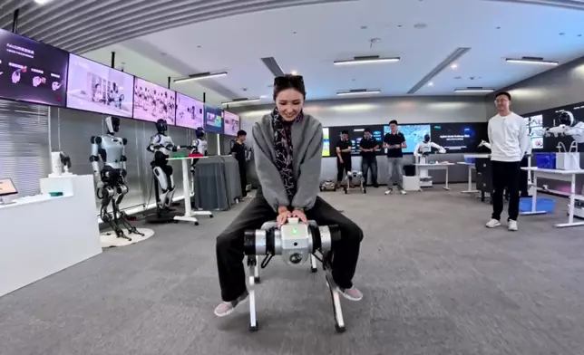 陳貝兒更親身體驗坐機械狗。