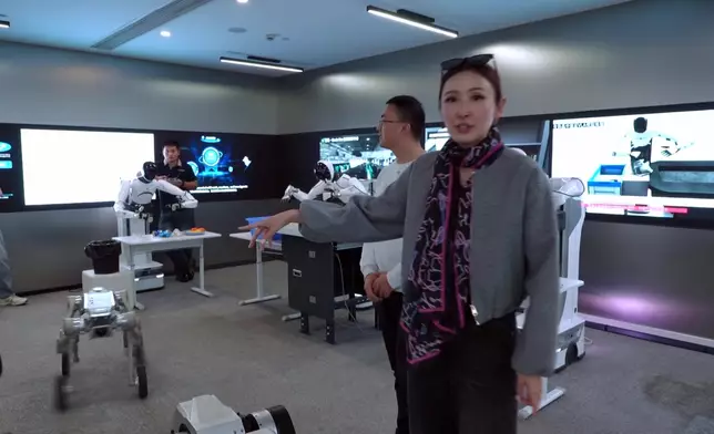 陳貝兒：「佢係可以做到機械狗做到又情緒又坐喺度撩你。」