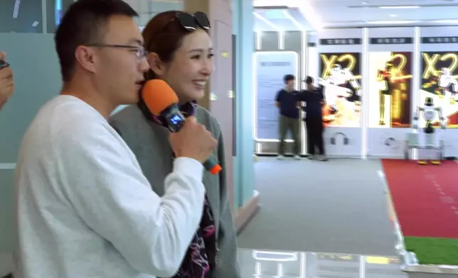 王闖更幽默問機械人：這位女性長得漂亮嗎？