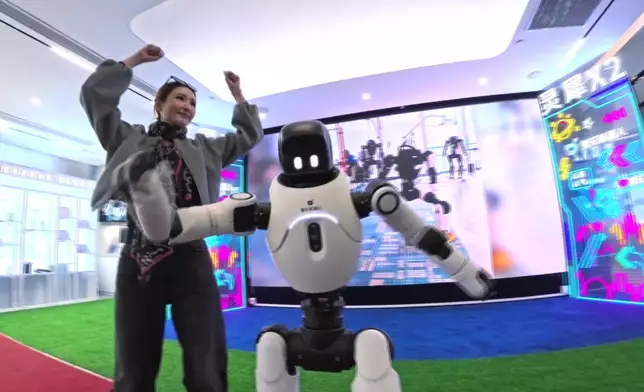 陳貝兒仲同機械人跳舞添！