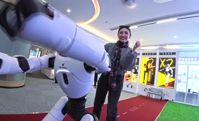 陳貝兒仲同機械人跳舞添！