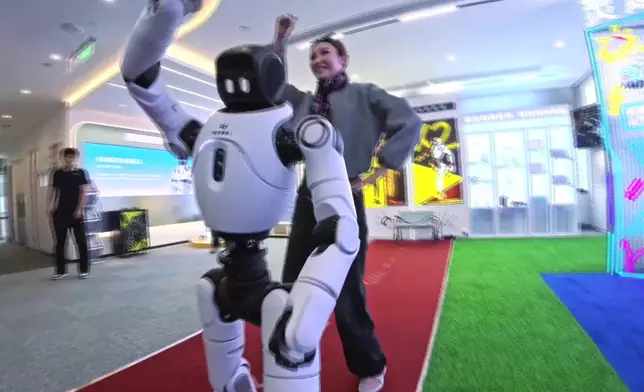 陳貝兒仲同機械人跳舞添！