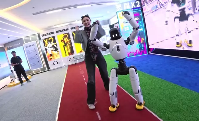 陳貝兒仲同機械人跳舞添！