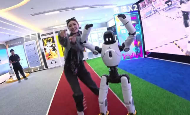 陳貝兒仲同機械人跳舞添！