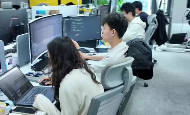 之後直擊研發團隊辦公室，團隊基本上90後為主，更沒有獨立領導辦公室。