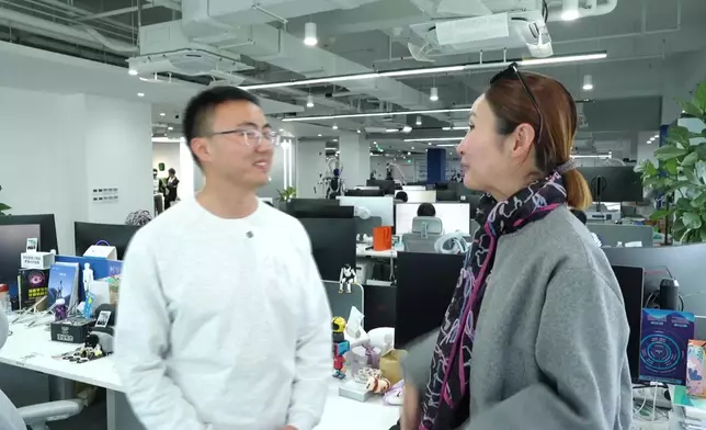 王闖指：我希望所有人都是平等的，如果坐辦公室裏面，大家可能心裏有負擔。