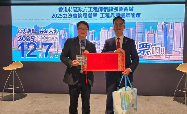 兩位候選人互相交換禮物，以示君子之爭。巴士的報記者攝