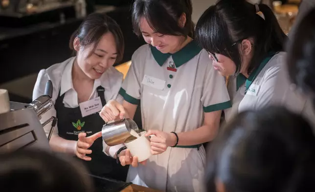 學生學習咖啡拉花