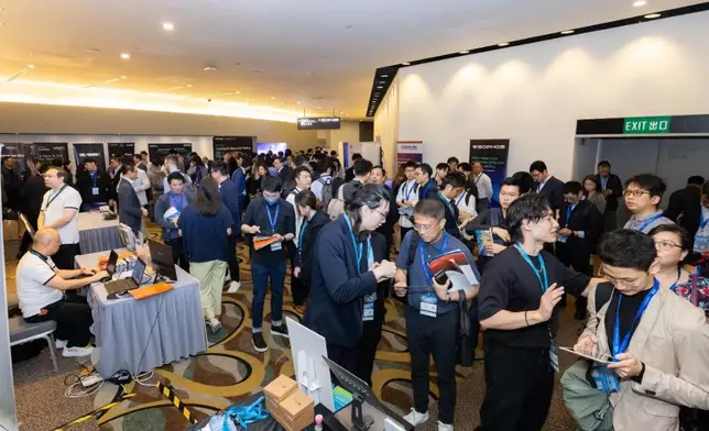 現場討論熱烈，展區人潮絡繹不絕，企業代表與訪客積極互動，充分展現本次峰會的豐碩成果與產業活力。