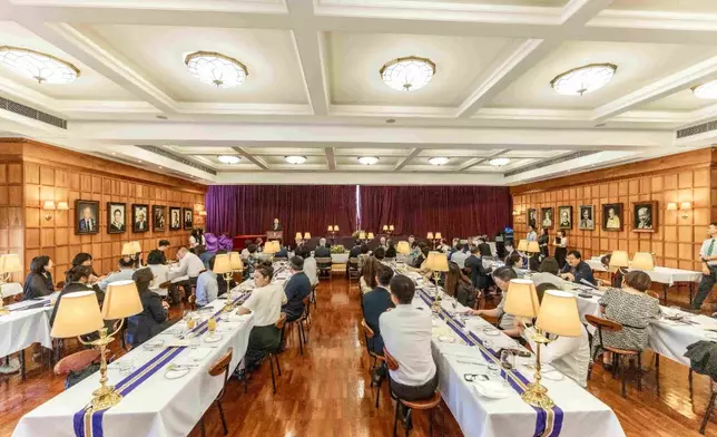 為彰顯香港大學百年學府的學術傳承，港大特別安排在聖約翰學院舉辦歡送及致謝晚宴