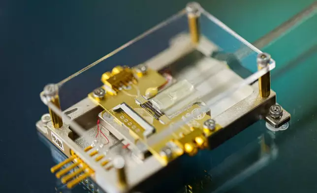 理大研發的量子晶片，具備「高速率、高穩定性、低成本、可大批量生產」的四大優勢。